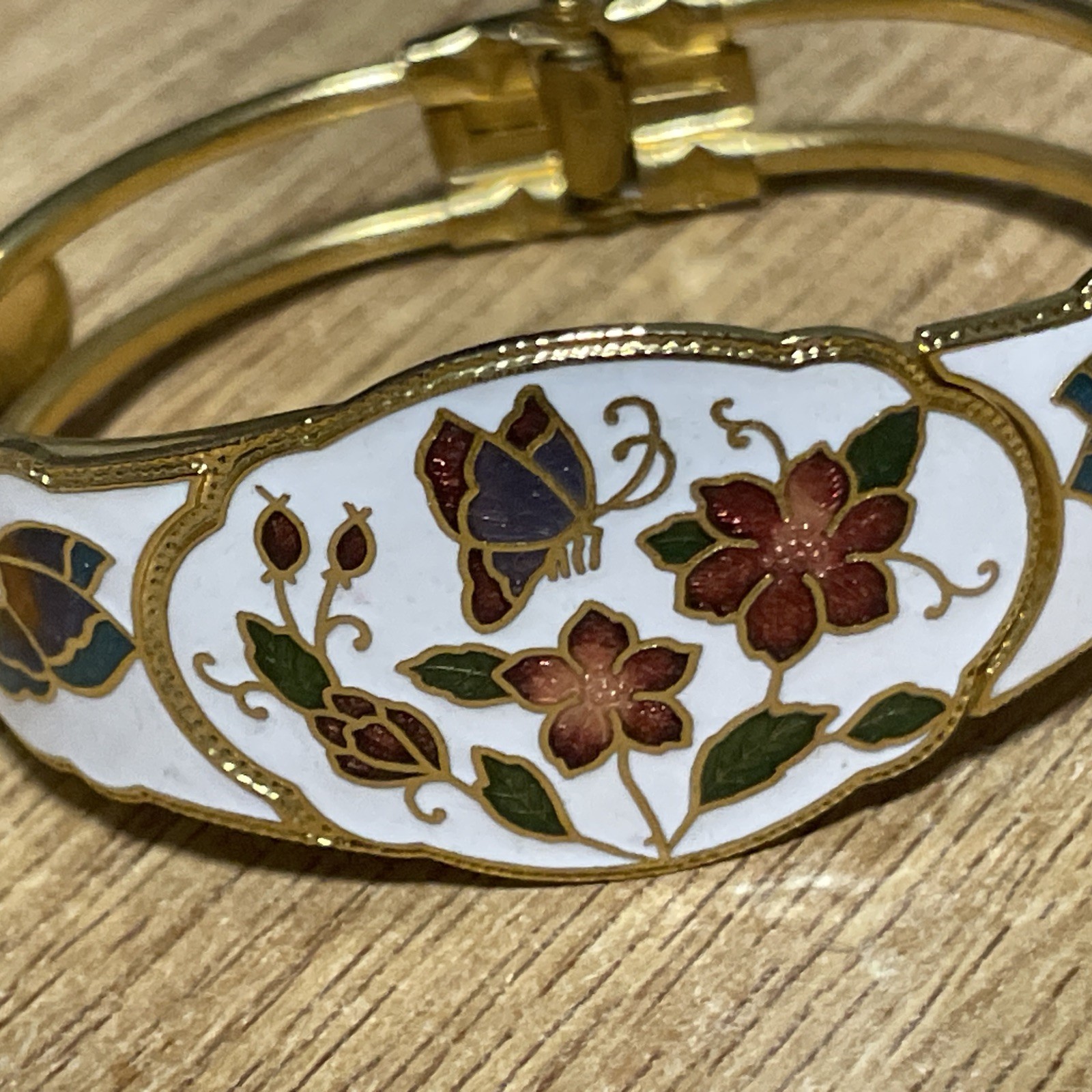 vintage white Cloisonné Enamel Jewellery Set Hinged Bracelet and matching Earing
