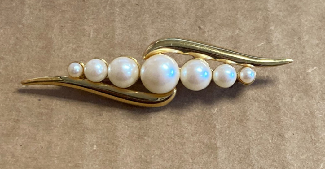 VTG SIGNED MONET GLOSSY GOLD-TONE FINISH FAUX PEARL MODERN SWIRL STYLE BROOCH