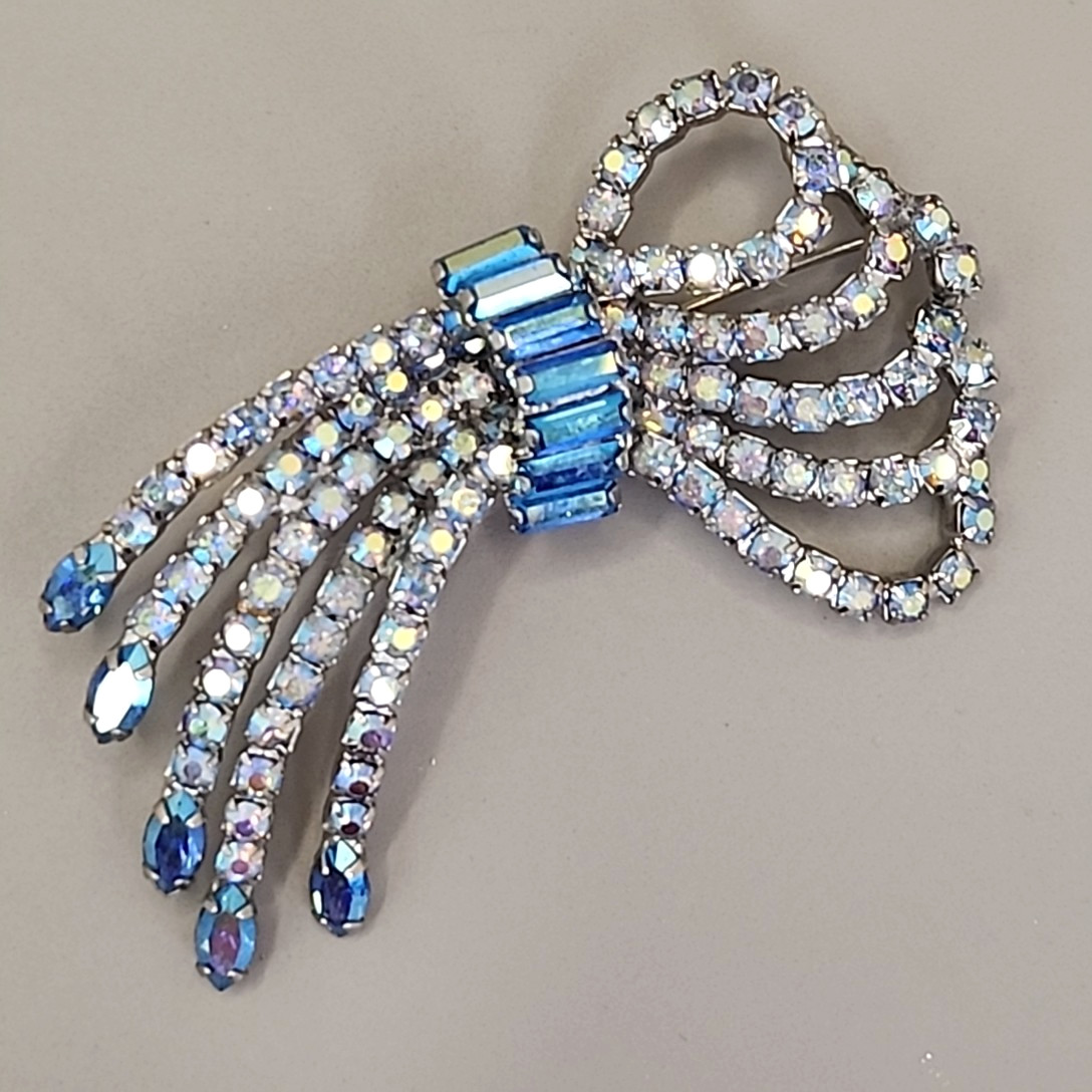 Vintage Tammey Jewels Brooch Aurora Borealis Blue Ribbons 2.75″