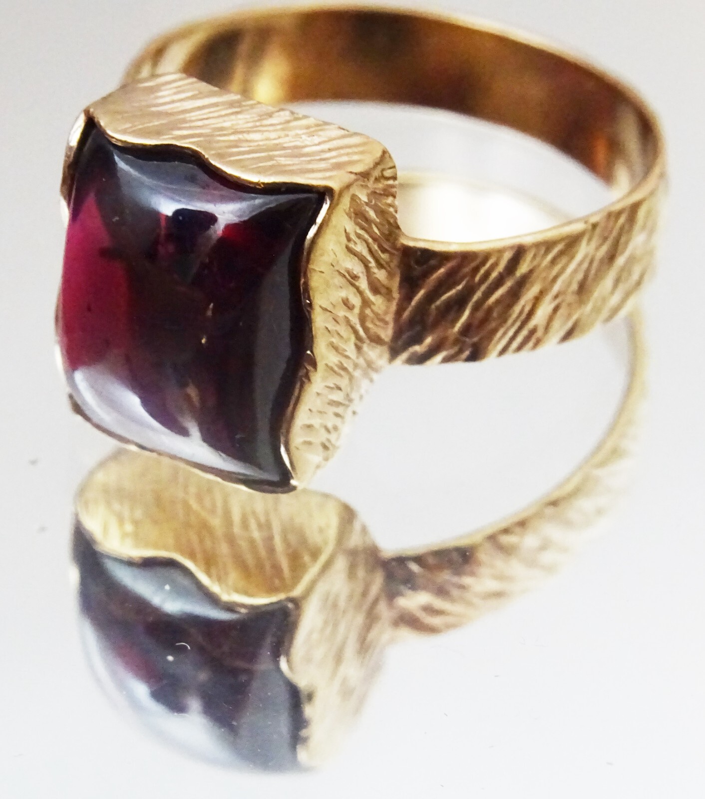 Vintage 9 karat gold Handmade Garnet Ring