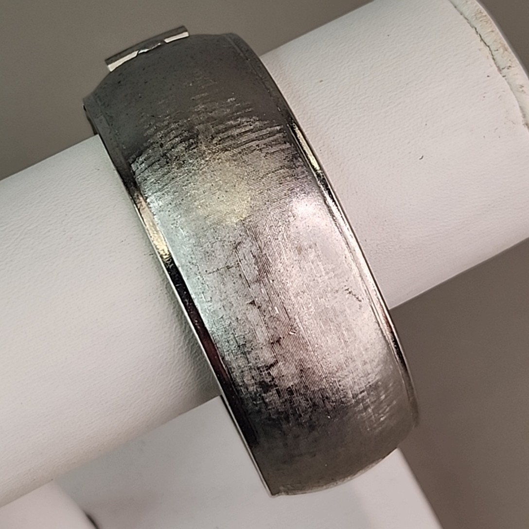 Vintage Hinged Bangle Bracelet Textured Silver Tone 22mm Wide 6.5″