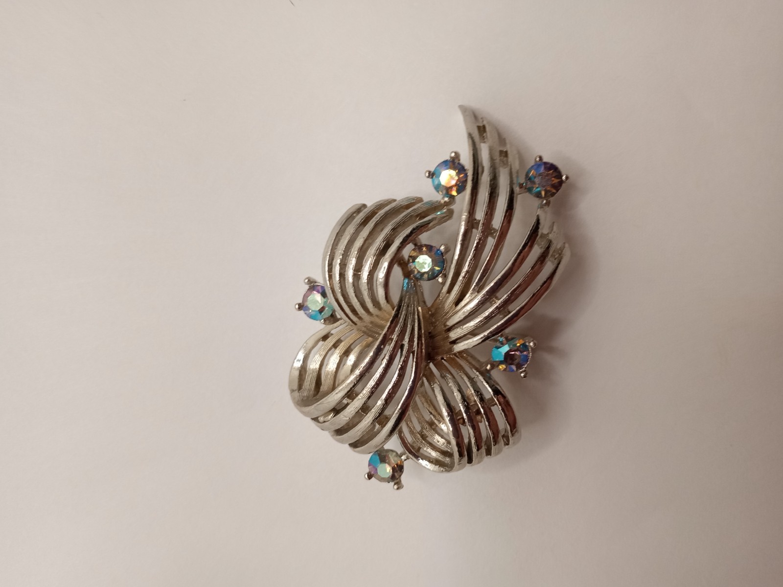 Vintage Signed Lisner Silver Tone Rhinestone Swirl Ribbon Brooch Pin