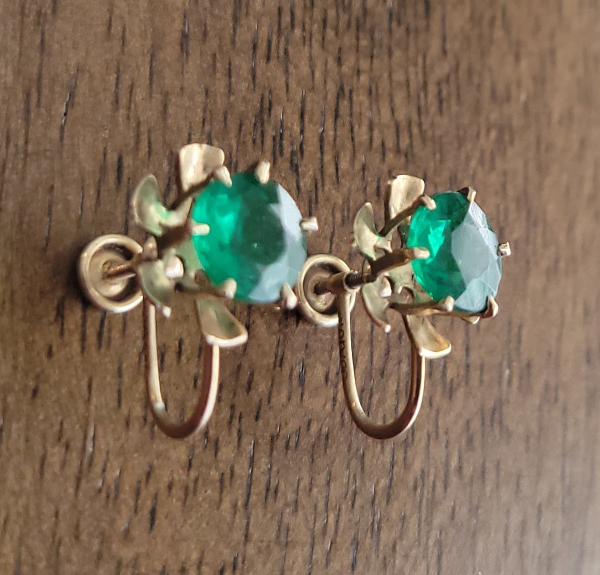Vintage BDA 10K Gold Earrings W/ Emerald Stones – Flower Design