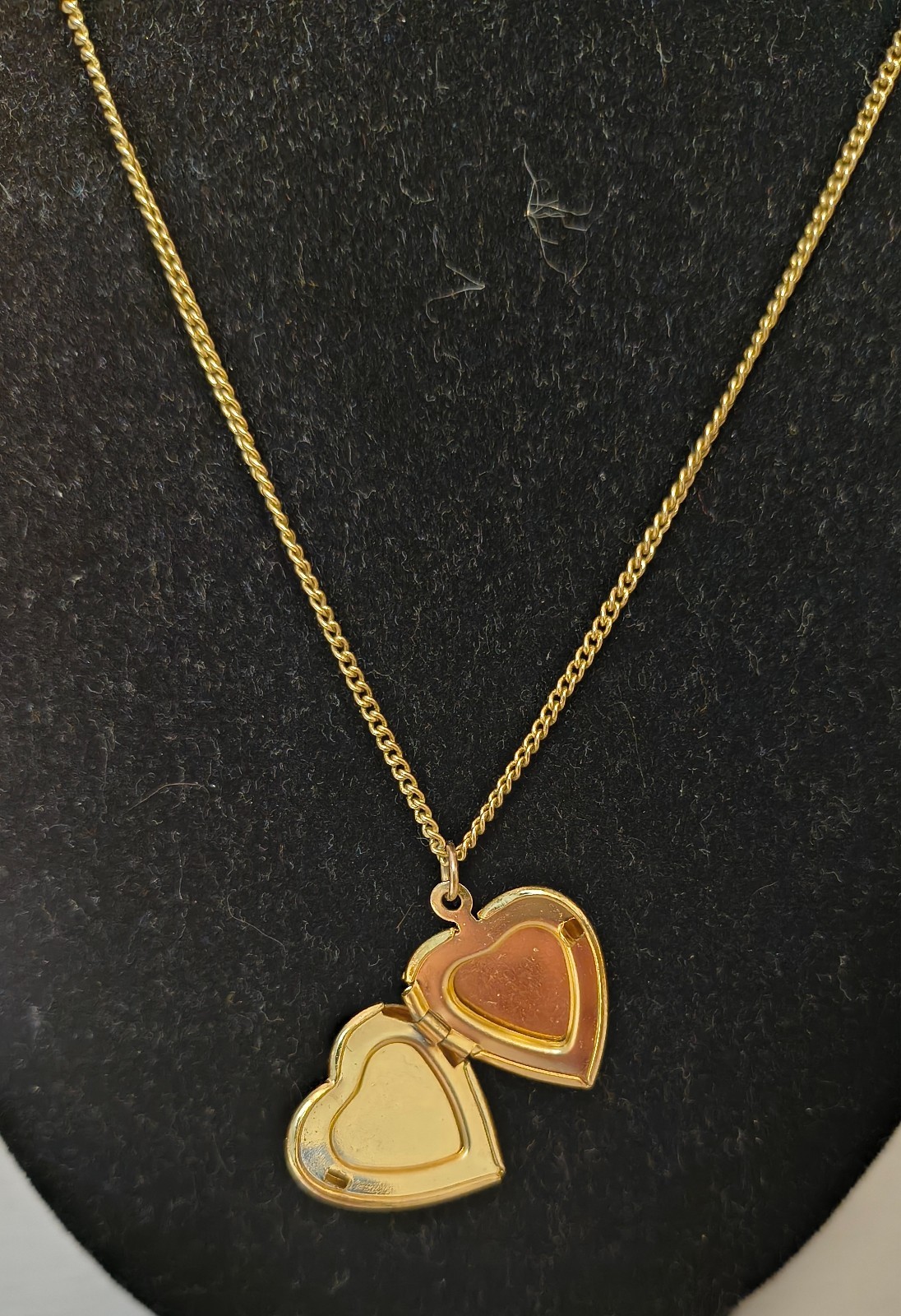Vintage Gold Tone Photo Locket Necklace heart Pendant Floral Design