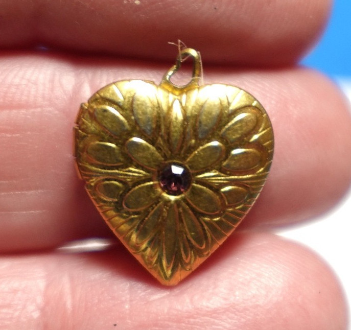 GOLD FILLED VINTAGE HEART LOCKET PINK STONE 13 X 15 MM 1.2 GRAMS J-715