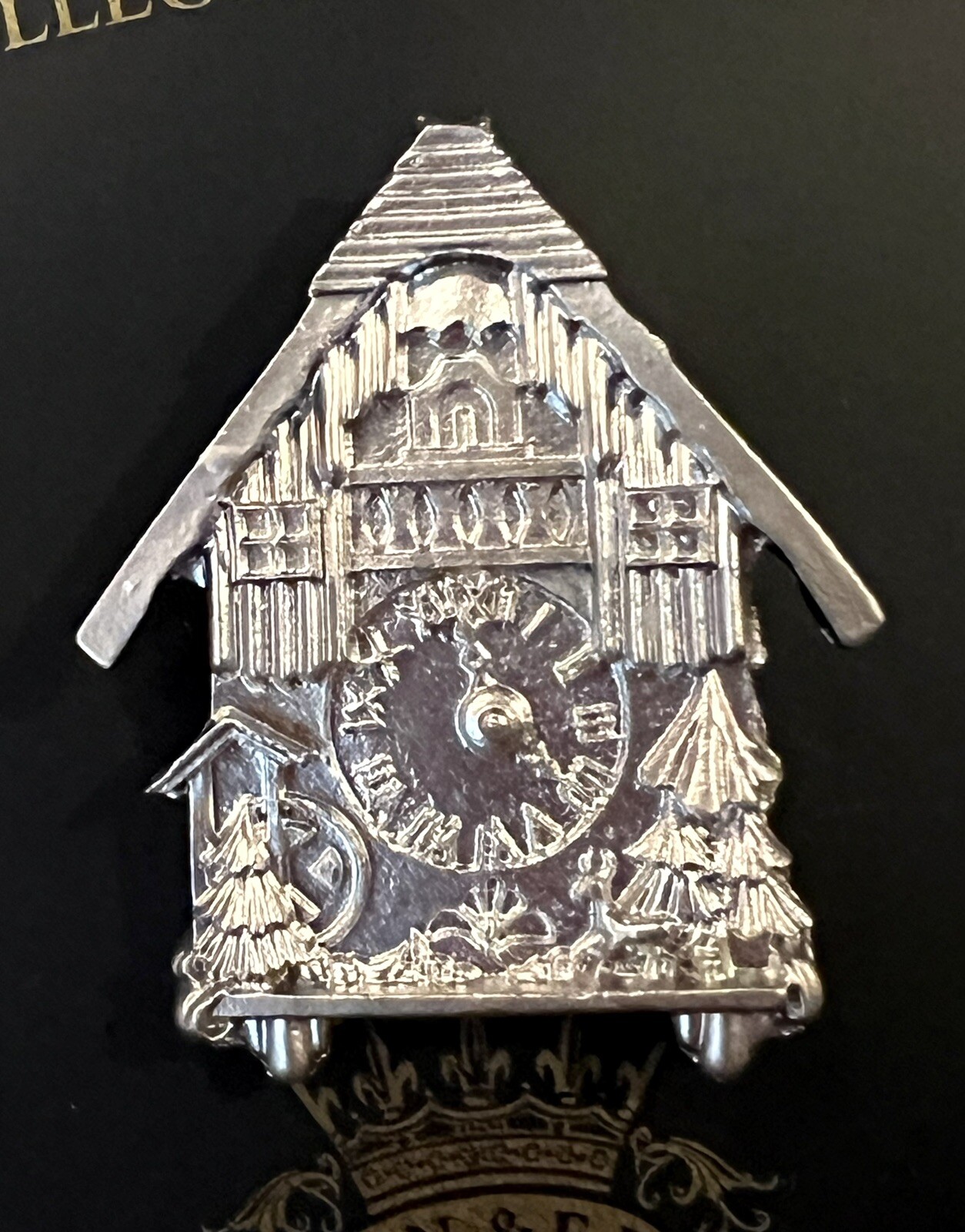 Silver Metal Pinback Brooch Collectible Hat Pin Clock Dial Face House DN & EI