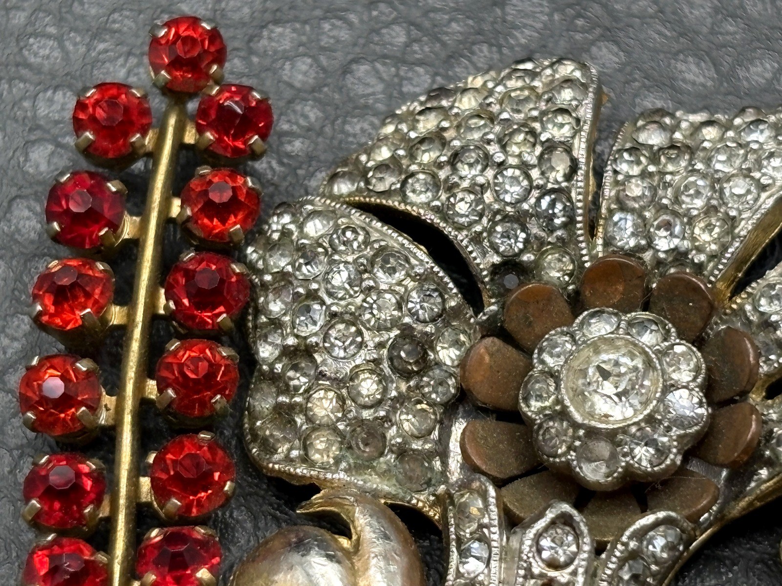 Vintage Gold Tone Pot Metal Rhinestone Red Flower Bouquet Brooch Pin READ