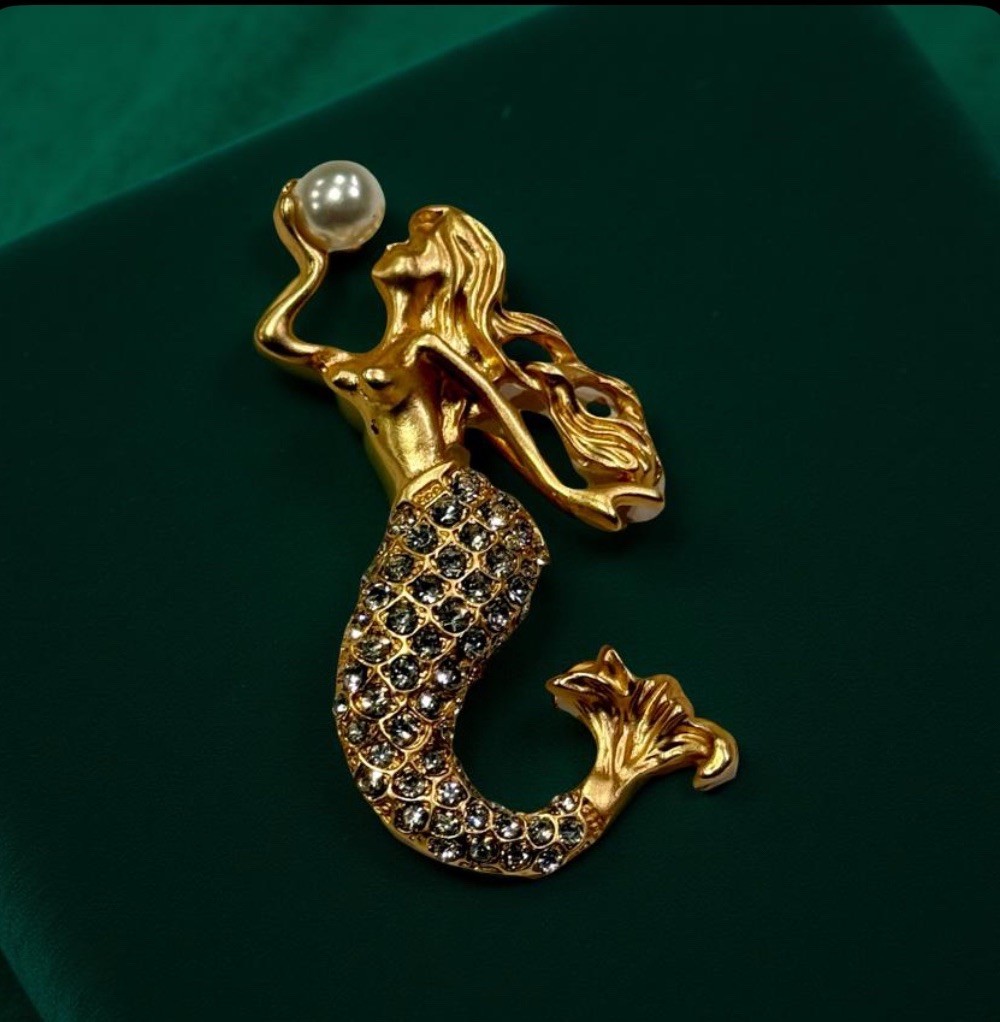 Gold Mermaid W/Rhinestones & A Faux Pearl In Her Right Hand Brooch Pin Pendant