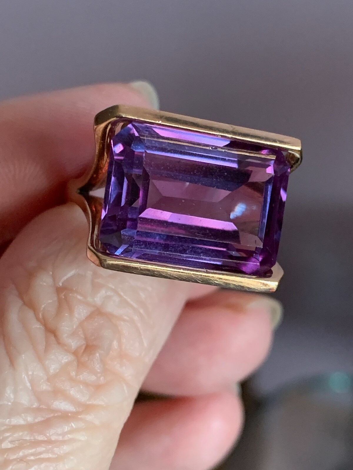 VINTAGE 14K GOLD HUGE EAST WEST TENSION SET PURPLE COLOR CHANGE SAPPHIRE RING