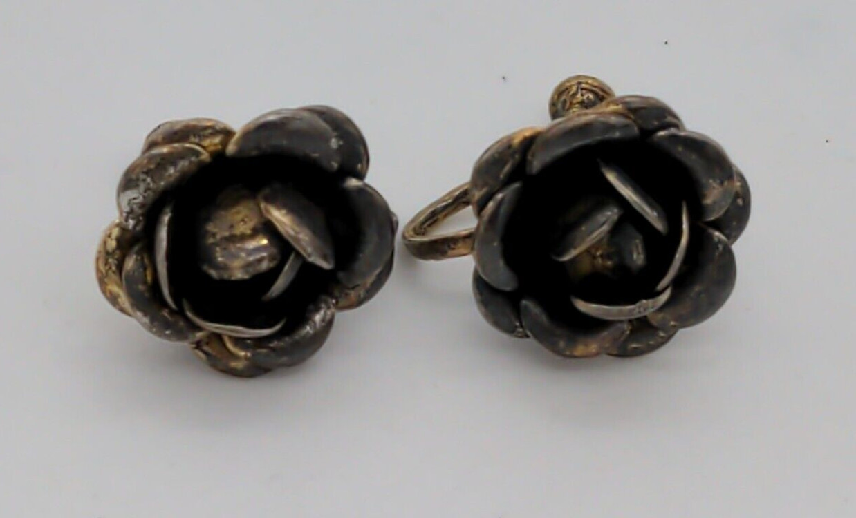 VINTAGE SILVER ROSE SCREW BACK EARRING UNKNOWN METAL 3/4″ DIAMETER 4 g