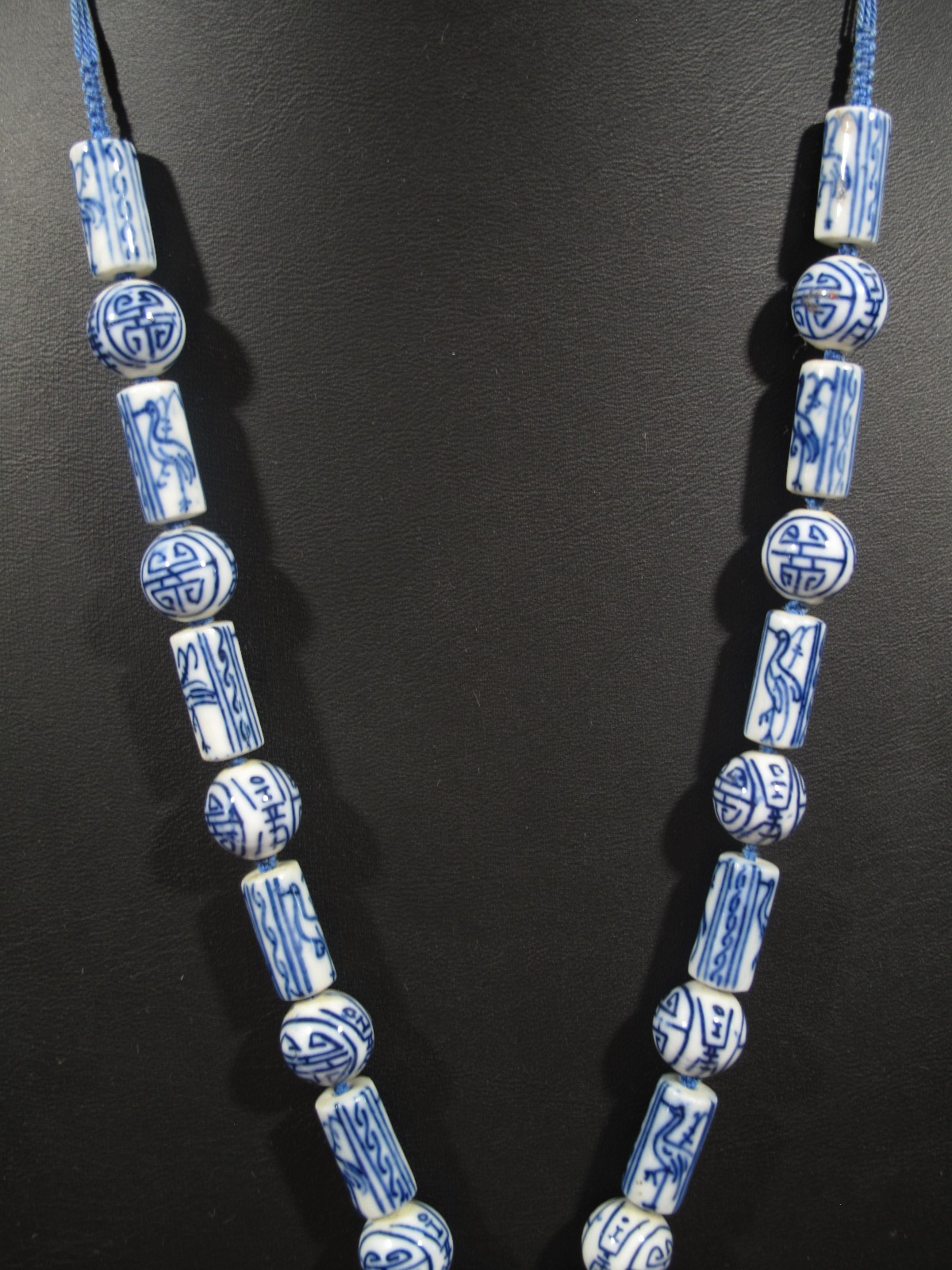 VTG Chinese Blue White Glass Porcelain Pendant Charm Bead Necklace 15″ 70g Asian