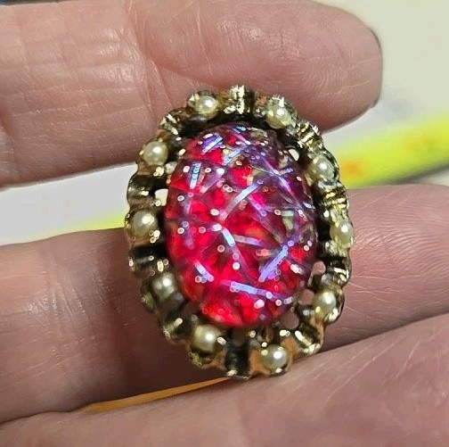Vintage Pink Red Iridescent Seed Bead Gold Tone Brooch Pin 1″x¾”