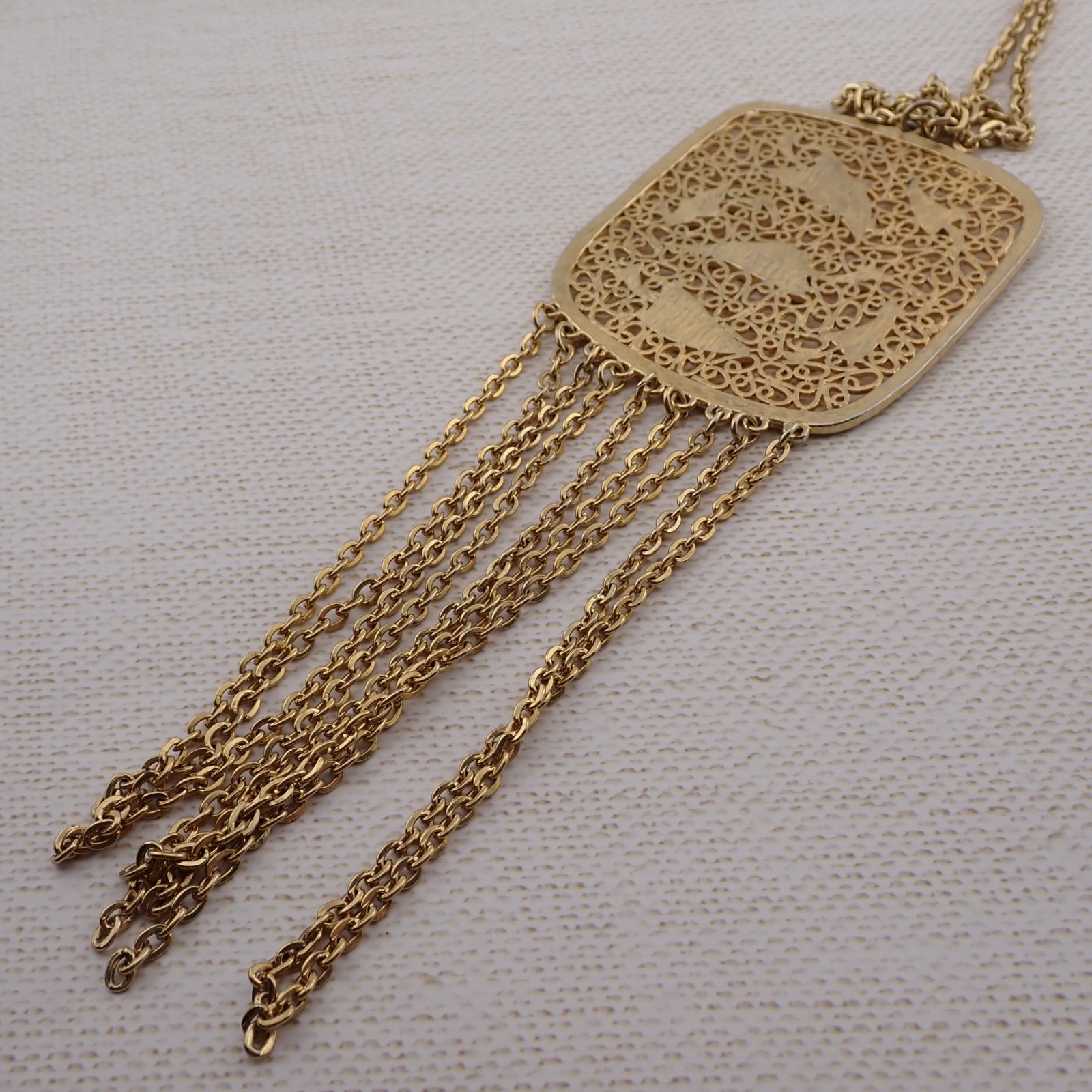 Vintage 7″ Chain Fringe Dangle Gold Tone Scrolled Pendant on 18″ Chain Necklace