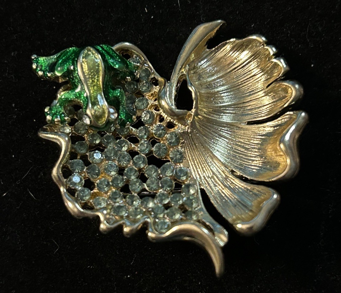 Napier Gold Tone & Green Frog On Lily Pad Brooch Pin w Green Enamel Stones 1.5”