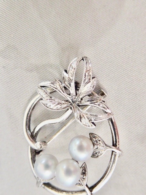 MIKIMOTO SIGNED VINTAGE BRIGHT CLEAN (3) 6 MM CULTURED AKOYA PEARLS STERLING PIN