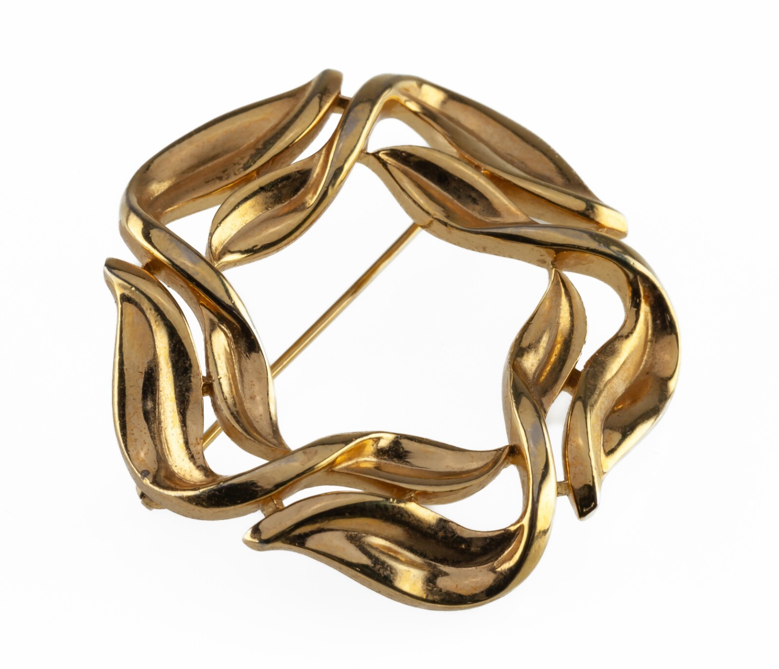 Trifari Vintage Goldtone Wreath Brooch 39 mm Diameter