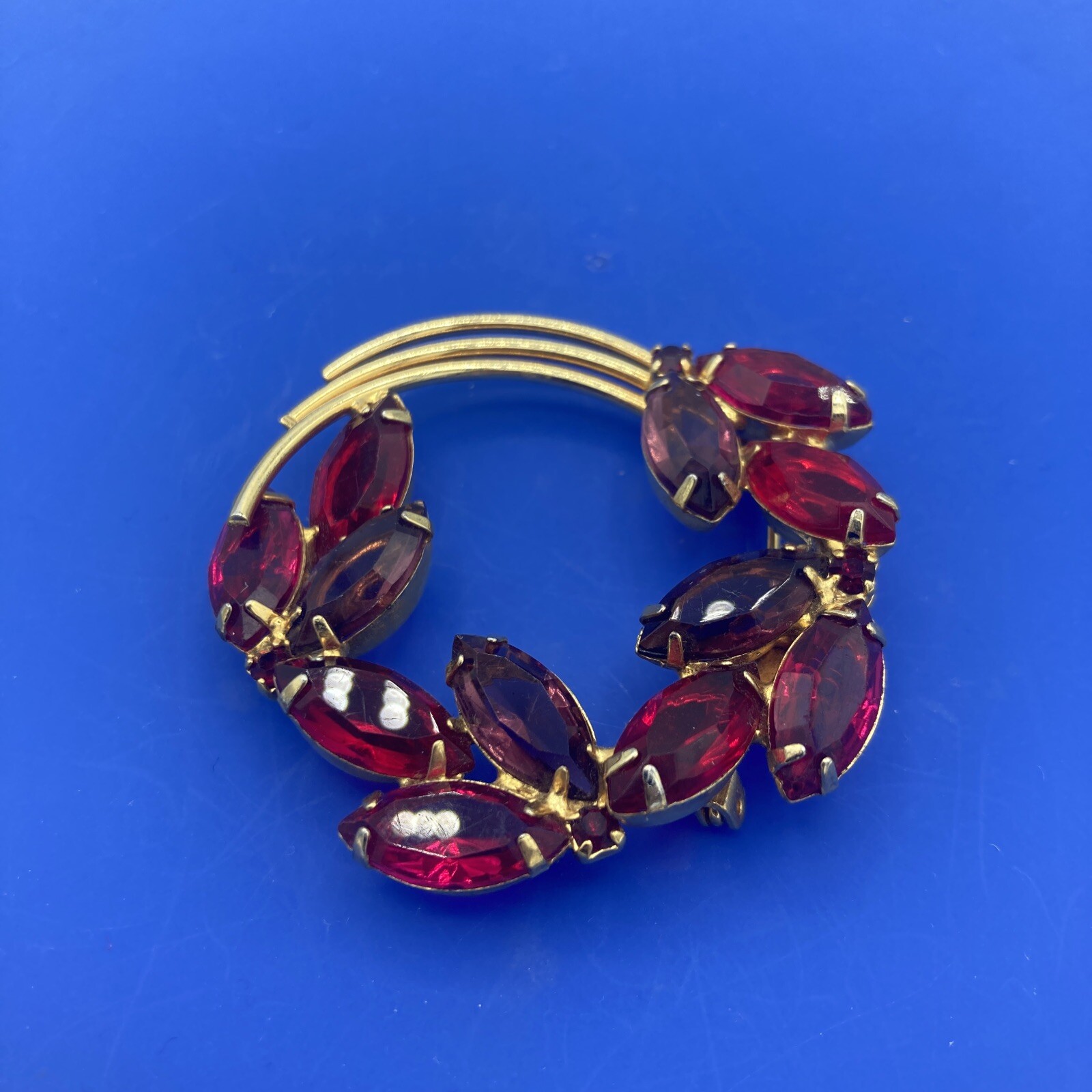 Vintage Juliana Gold Tone Pink Red Purple Rhinestone Wreath Circle Brooch Pin 2”