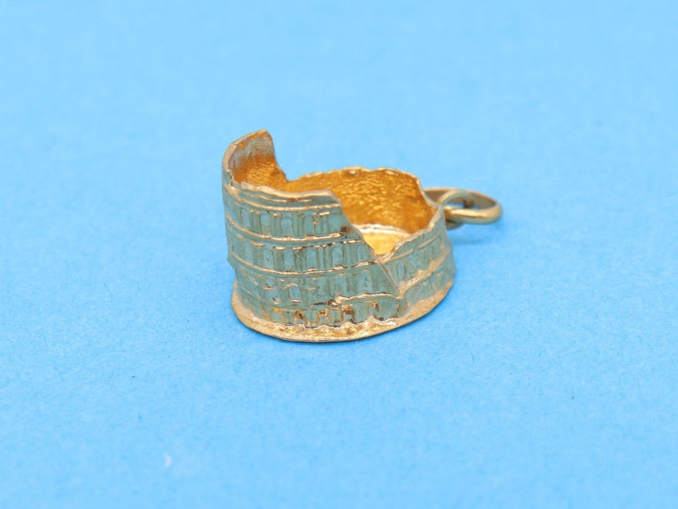 Vintage 18k Yellow Gold Roman Colosseum 3/4″ Pendant Charm
