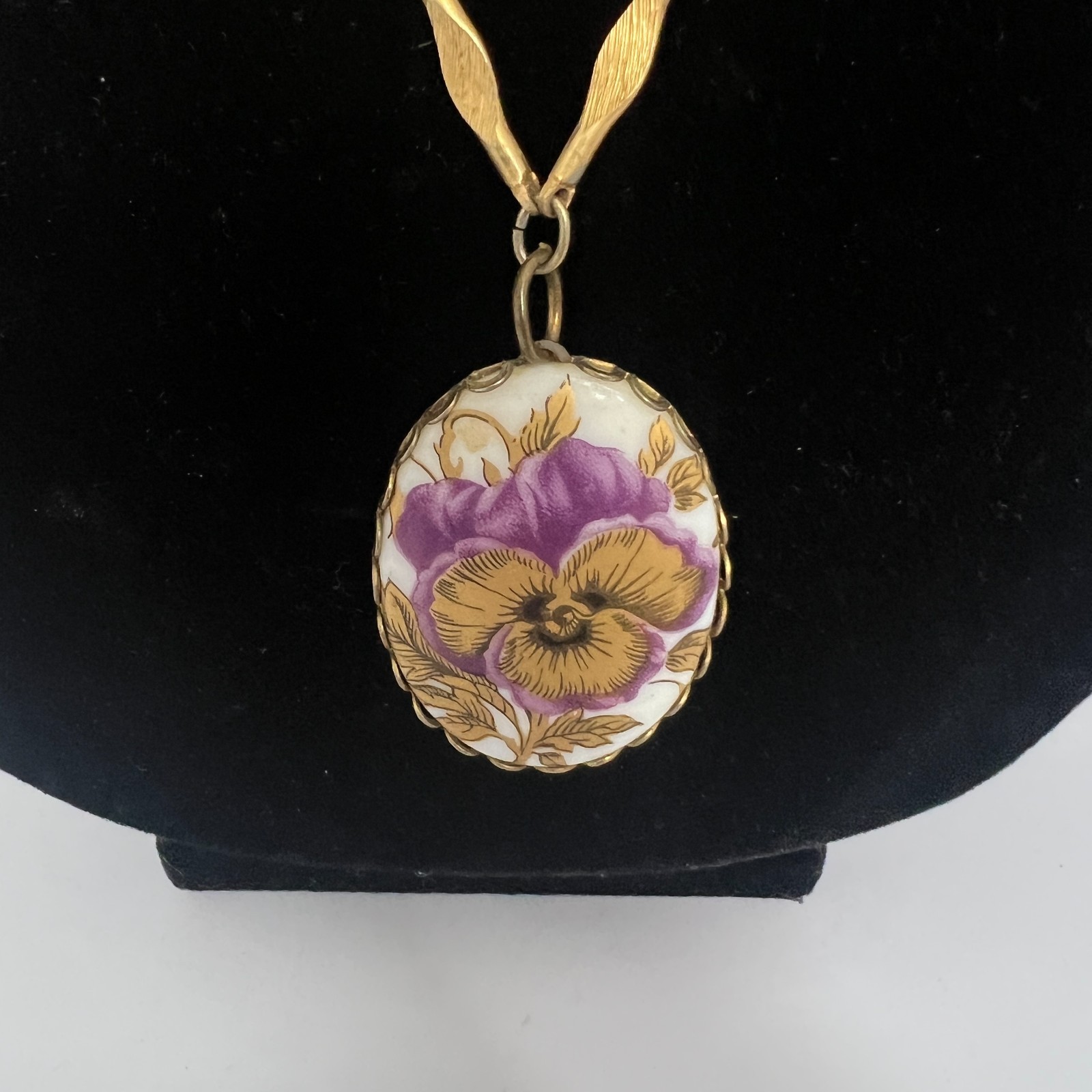 Vintage Gold Tone Cable Chain Necklace With Purple & Gold Pansy Pendant 24″