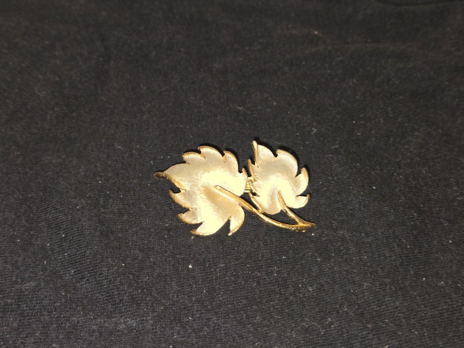 JJ”Jonette Art Nouveau Pin Brooch 2 ivory gold tone Leaves MCM 1.86″ Old Vtg