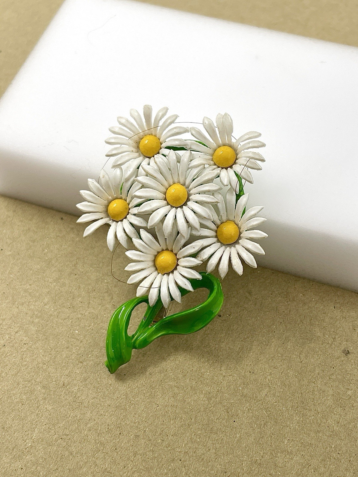 Cute vintage 60s 70s cottagecore 6 daisy dasies broach pin approximately 2 5/8”