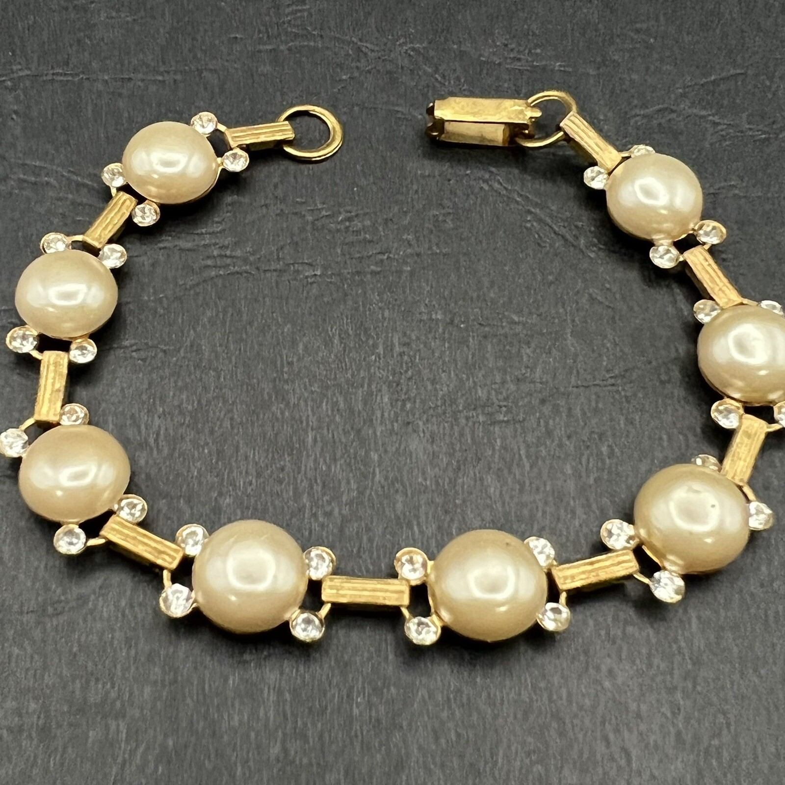 Vintage Faux Cabochon Pearl & Clear Rhinestone Gold Tone Link Bracelet 7 3/4″