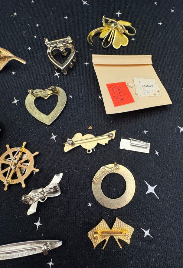 VTG Metal Pins Lot Of 18 Hearts,Stars,Flowers Mostly Gold Color