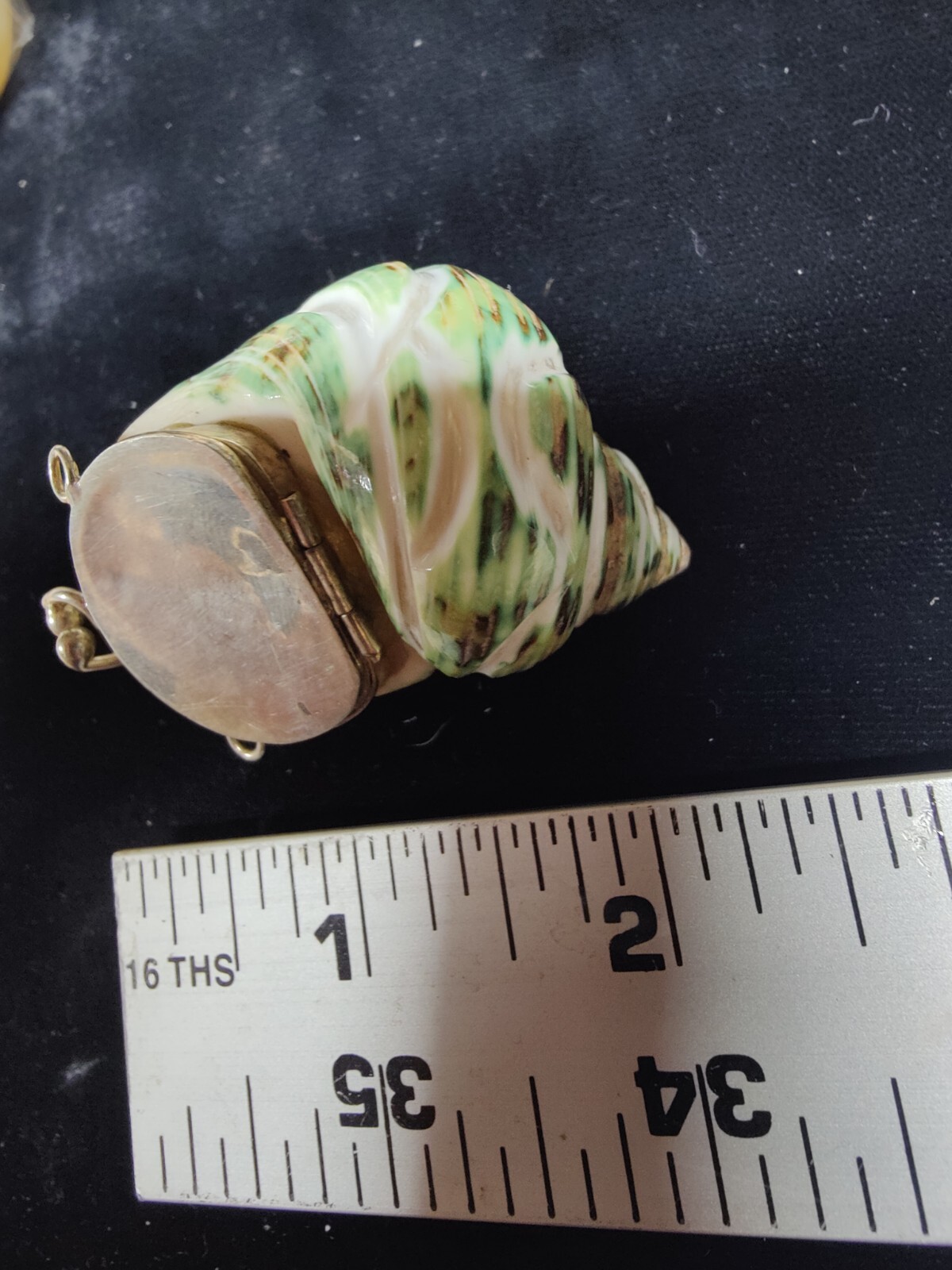 Natural Green Hand Carved 🐚 Sea Shell “Stash” Locket With Silver Free Shiping