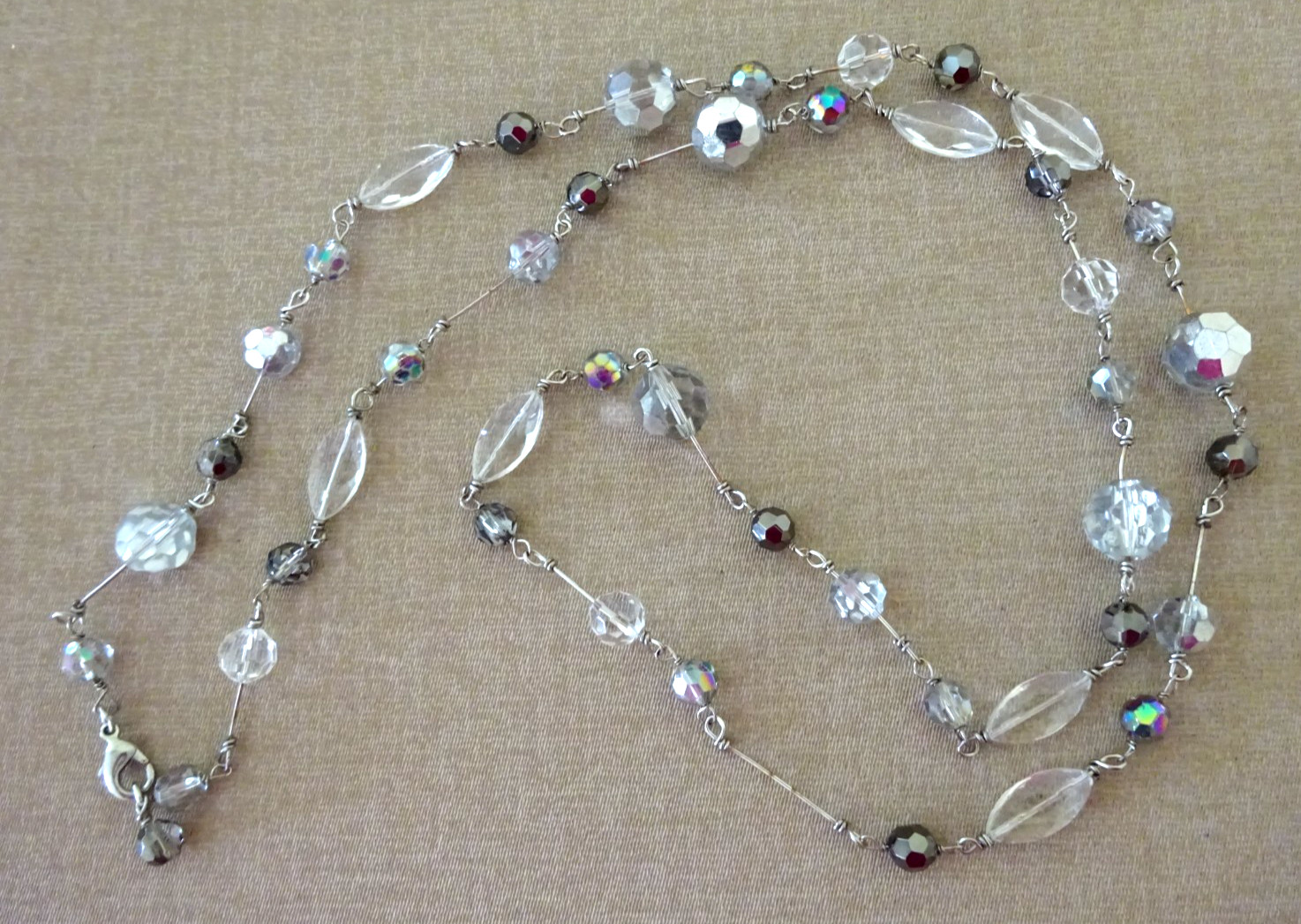 VINTAGE SILVER TONE & FACETED CUT ARORA BOREALIS CRYSTAL STATION NECKLACE 40″