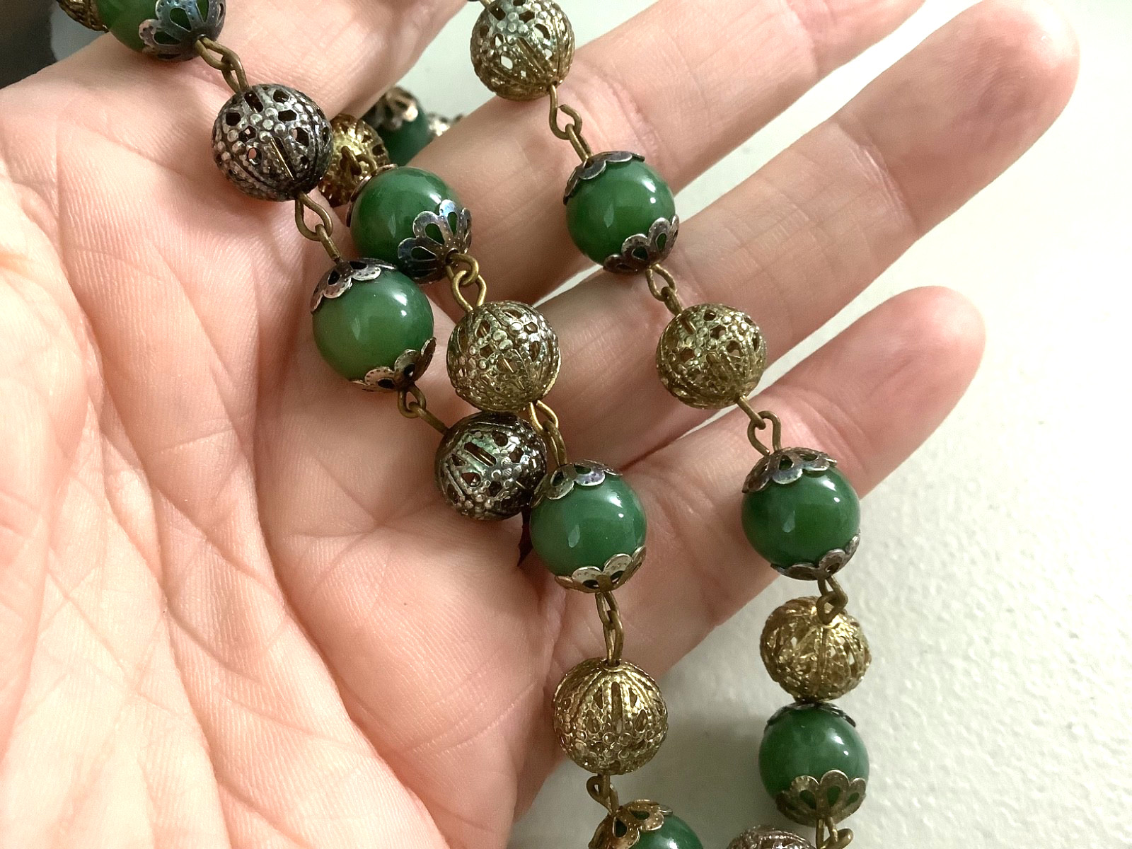 Vintage Art Deco vivid green Jade station beaded necklace 18″