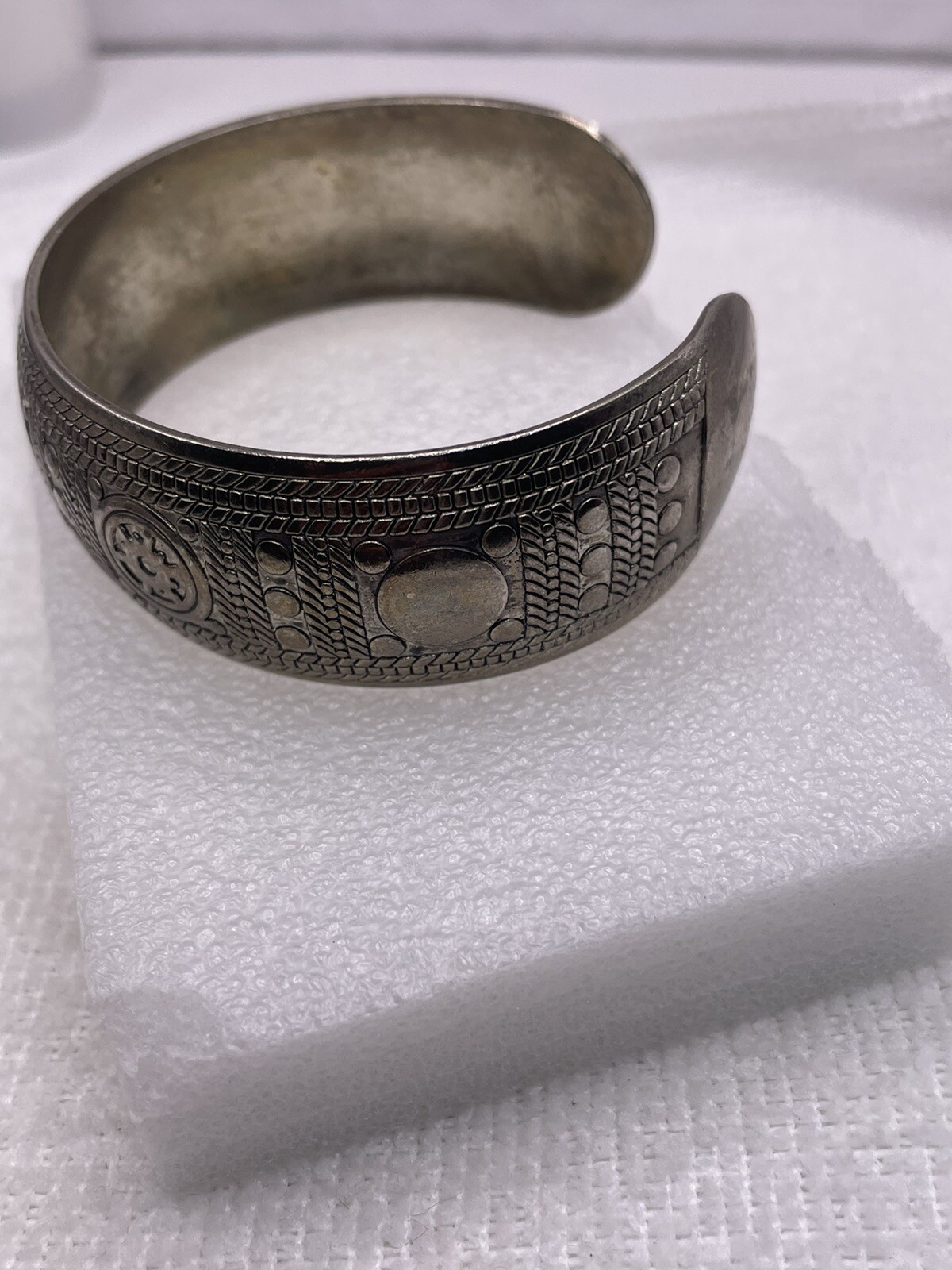 Vintage Art Deco, Tribal Designed 24mm Large Silver Tone Wide Cuff Bracelet 8″