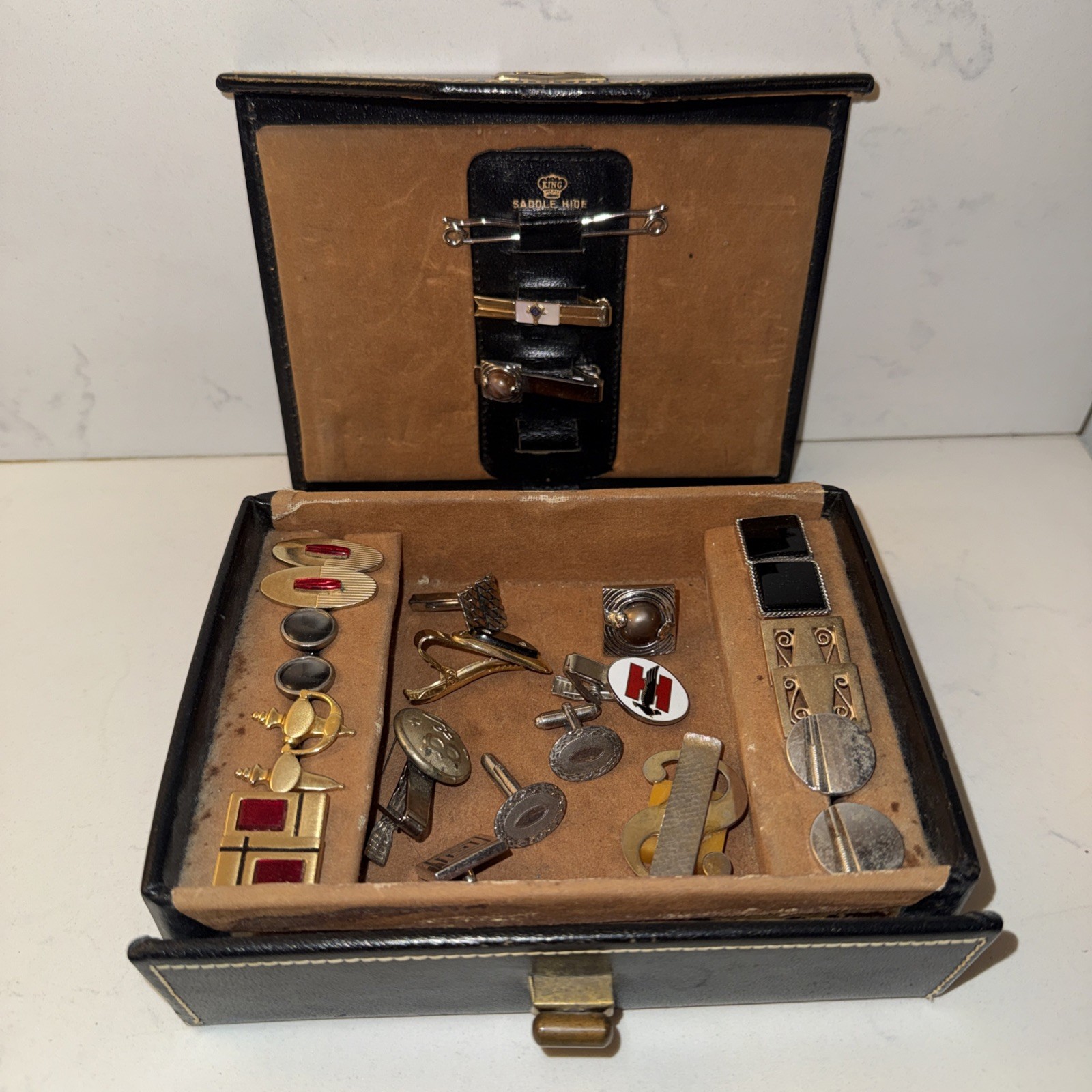 Vintage Men’s Cufflinks, Tie Bars, Money Clips & Storage Case