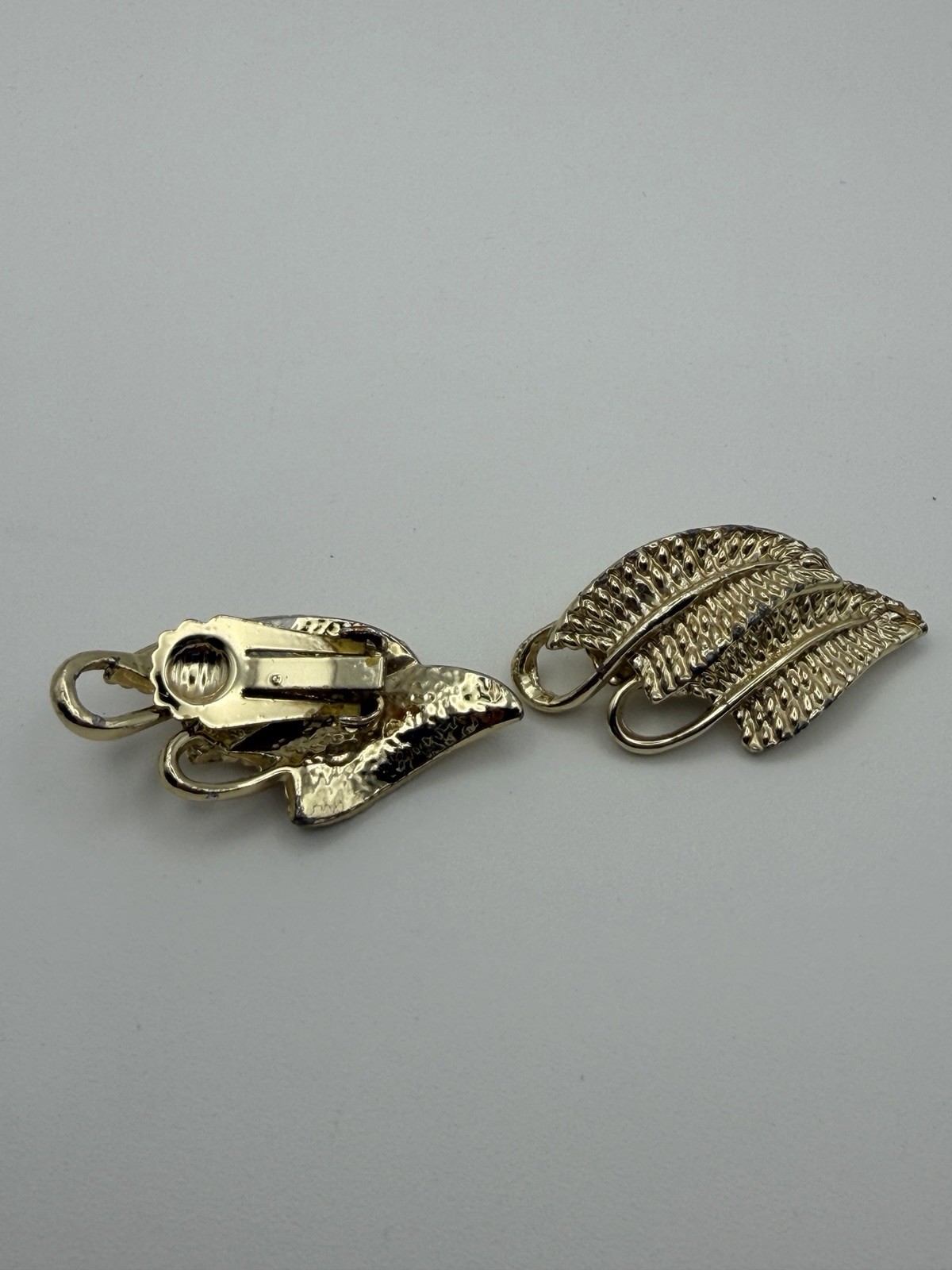 Vintage Gold Tone Leaf Clip On Earrings Textured Estate Auction Jewelry