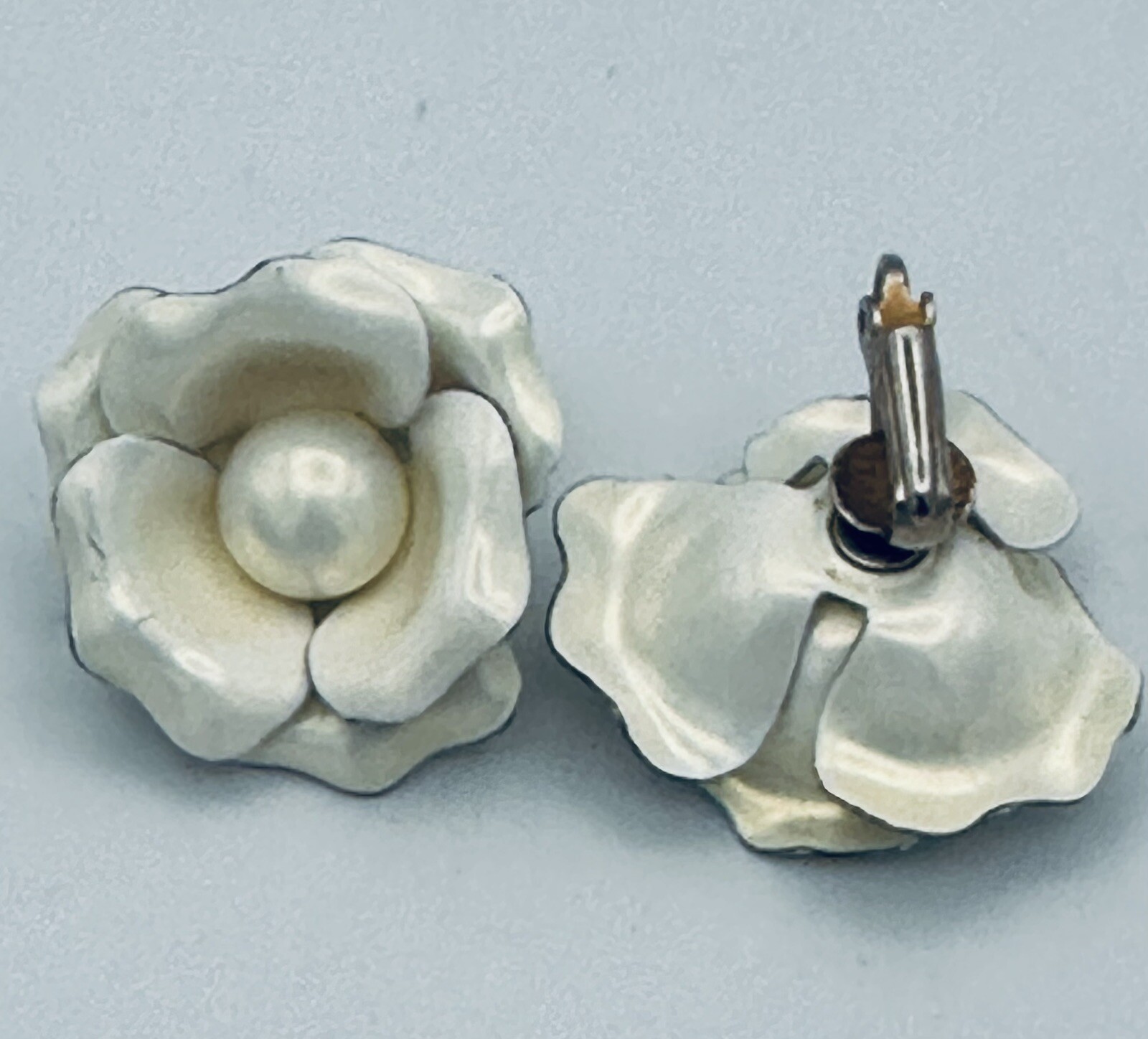 Vintage White Enamel Pearl Finish Metal Flower Earrings Clip On 1.5” ￼