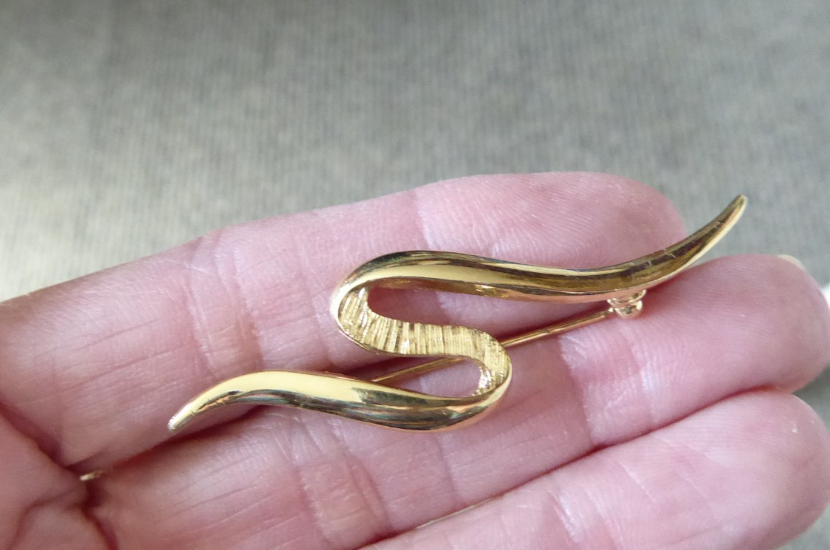 Vintage Gold Tone S RIBBON Brooch Pin Swoosh 2.25″ long Lapel Hat Good Condition