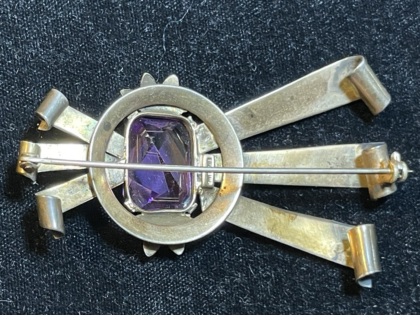 LARGE VINTAGE STERLING SILVER RIBBON BROOCH PURPLE PASTE STONE CIRCA 1940s-50s