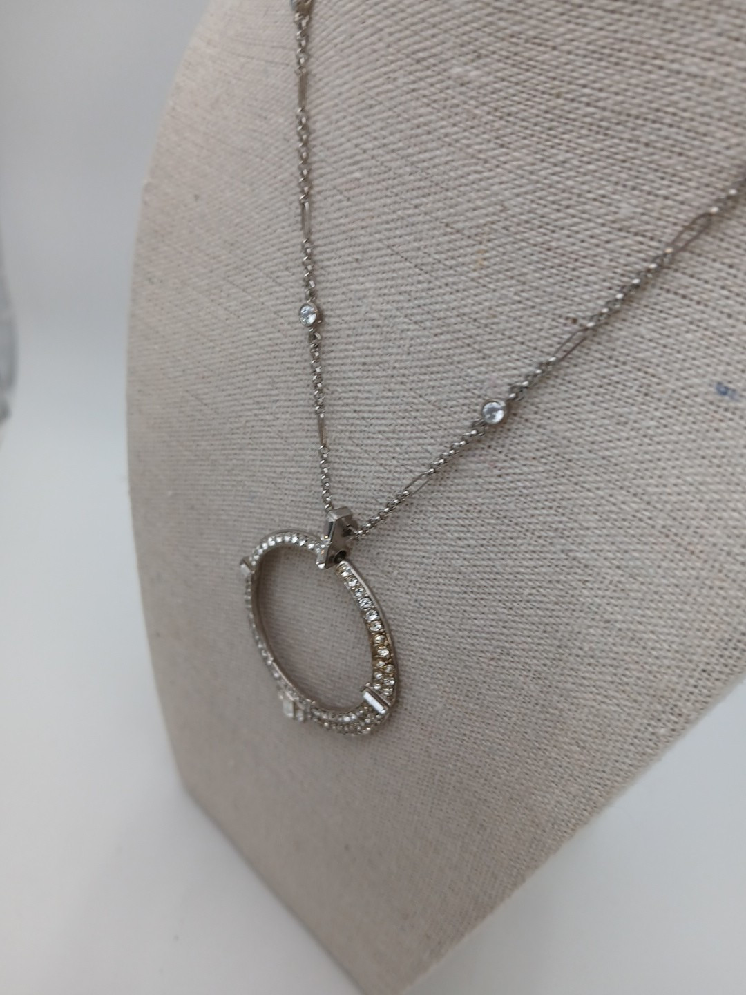 CAROLEE 1970s silver tone stations chain clear stones round pendant necklace