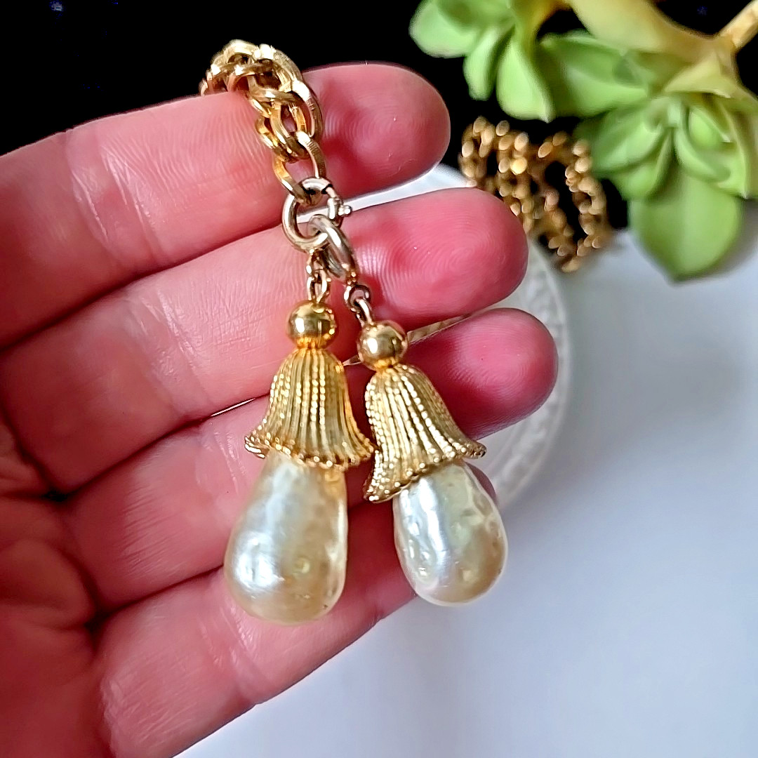 Vintage Sarah Coventry Chain Dangle Baroque Pearls Charms Necklace 28″L