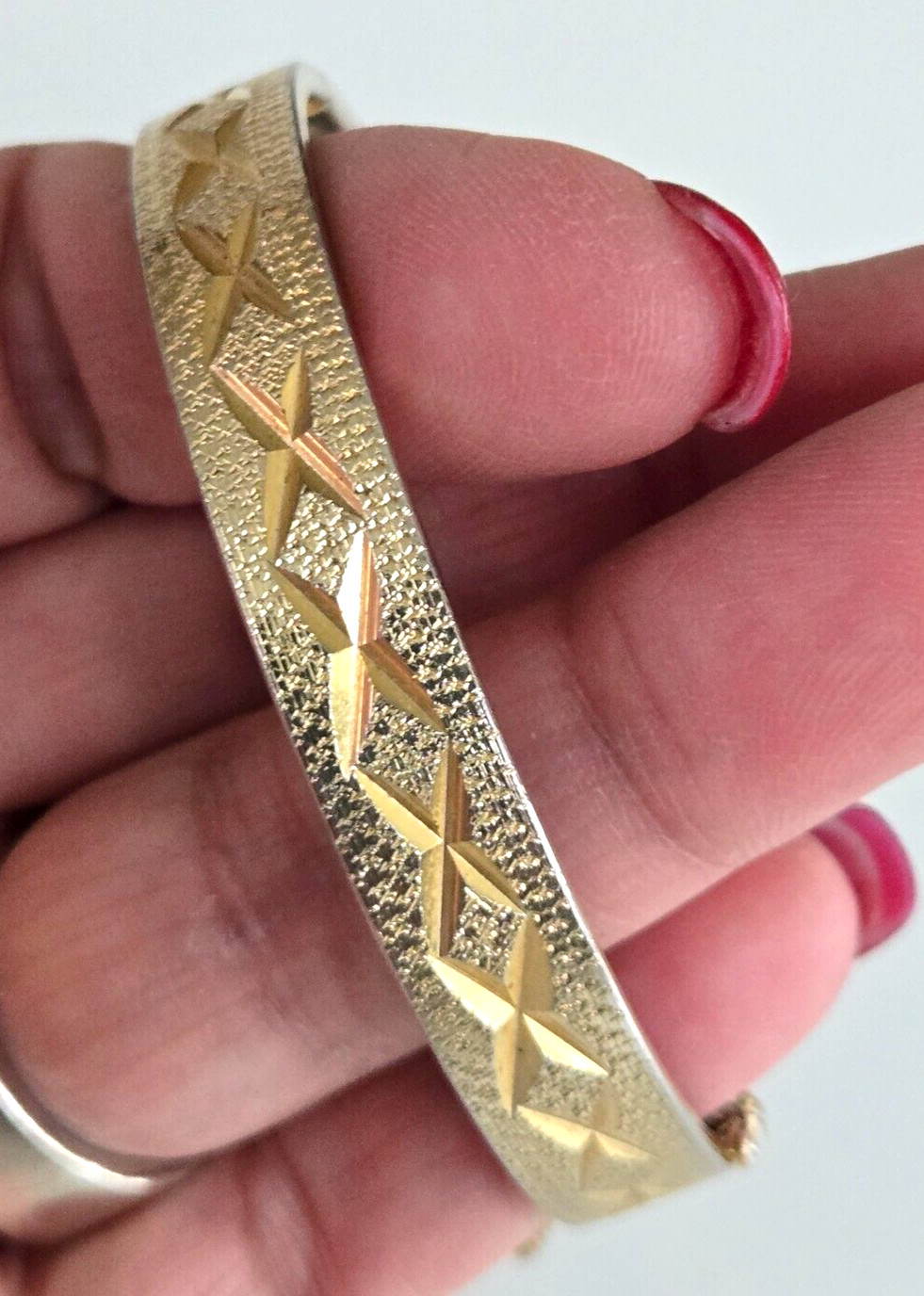 Vintage Diamond Cut Star Gold Tone Hinged Bangle Bracelet 7.25″ w/ Safety Chain