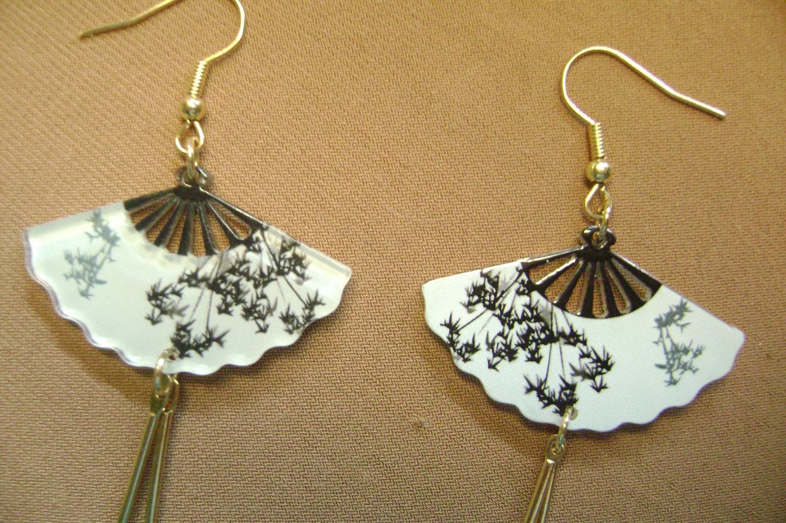 NWOT- LONG DANGLE ACRYLIC CHINESE FAN,FLOWERS BEADED 3″ HOOK PIERCED EARRINGS