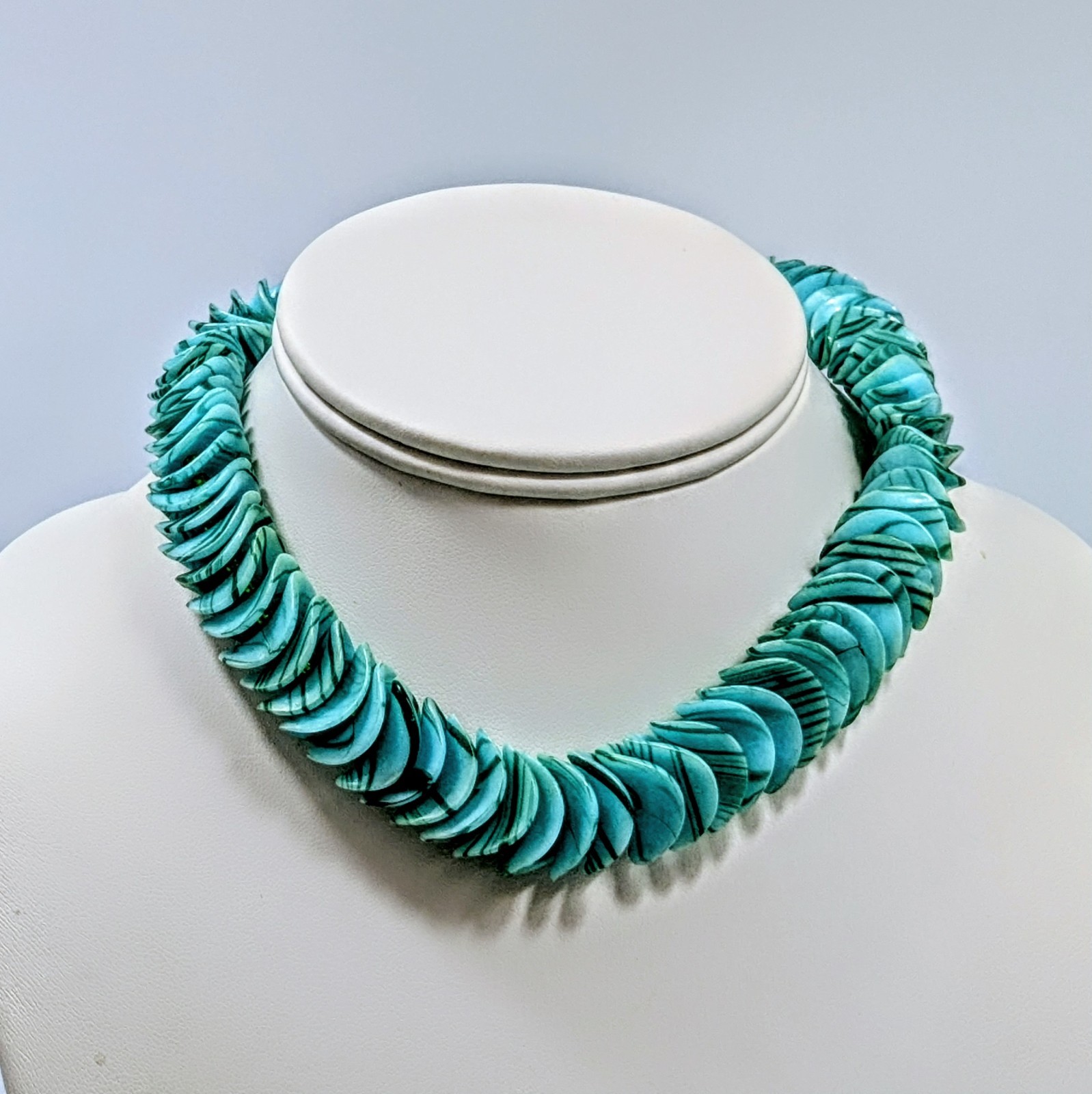 Vintage Trifari Turquoise Marbled Lucite Wavy Ruffle Choker Necklace 15-17″
