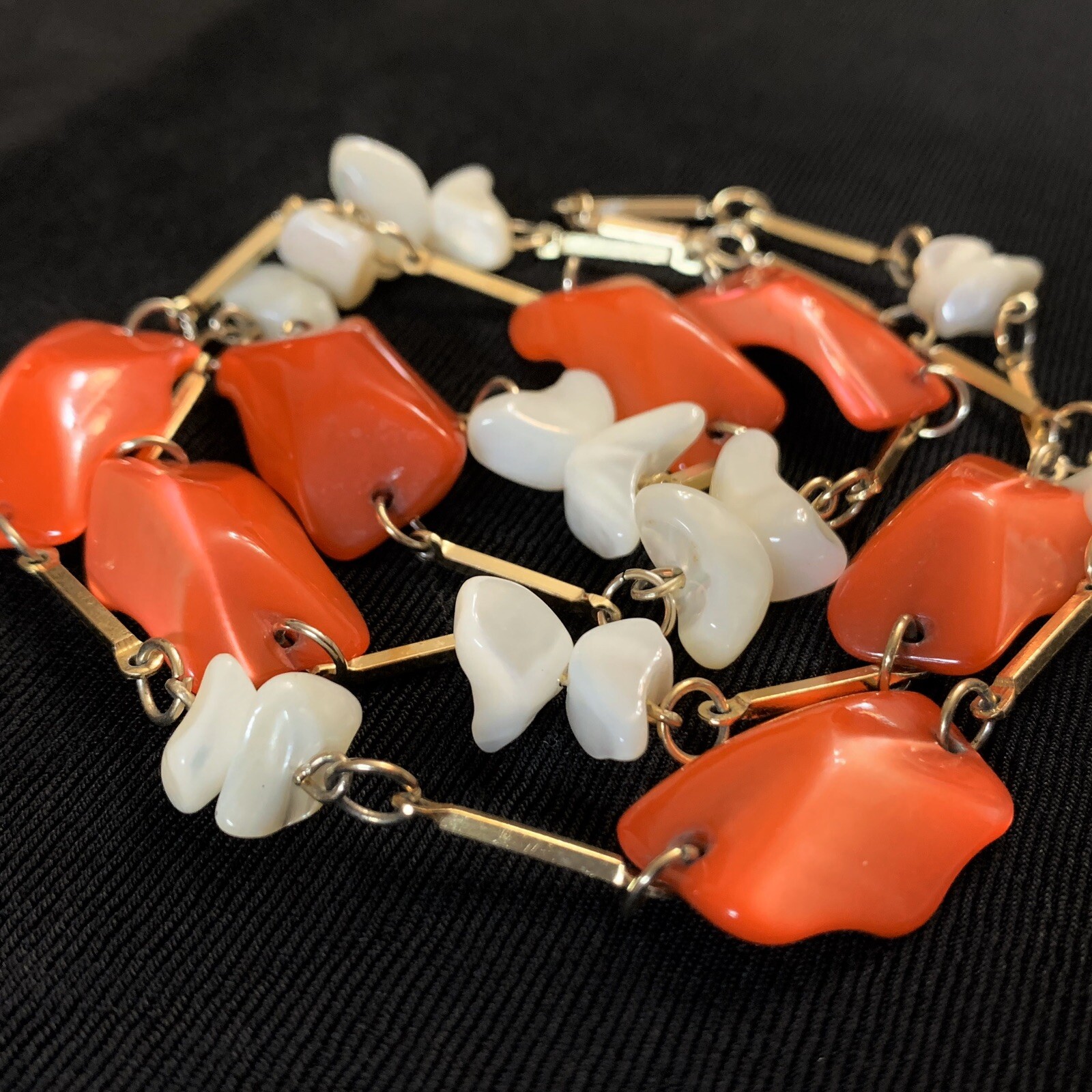 Vtg Red Mother Of Pearl MOP Shell Gold Tone Bar Link Necklace 26” Shell Station