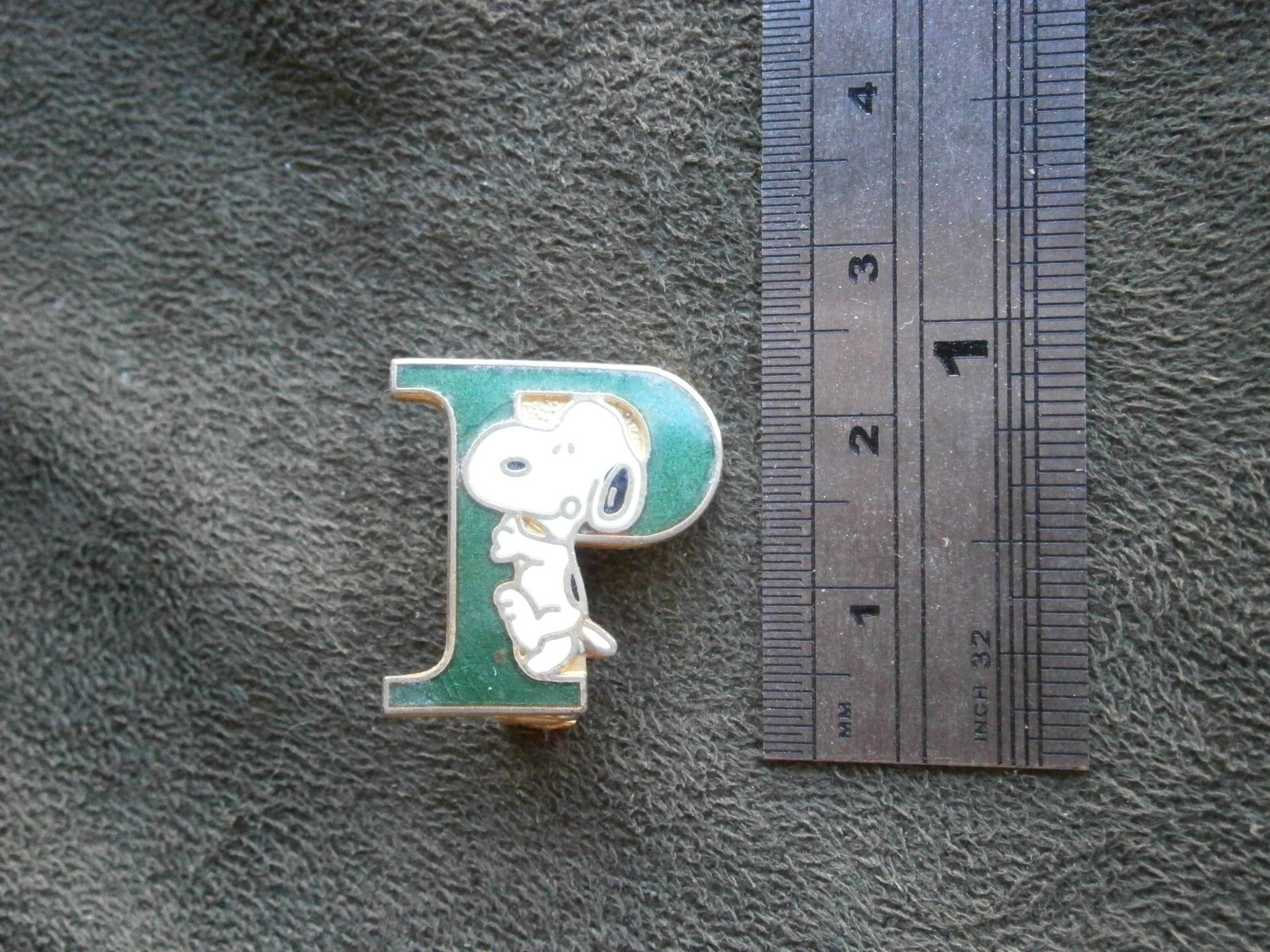 Snoopy Hugging Letter “P” Peanuts Schultz Vtg Goldtone Enamel Pin Badge 3.5g