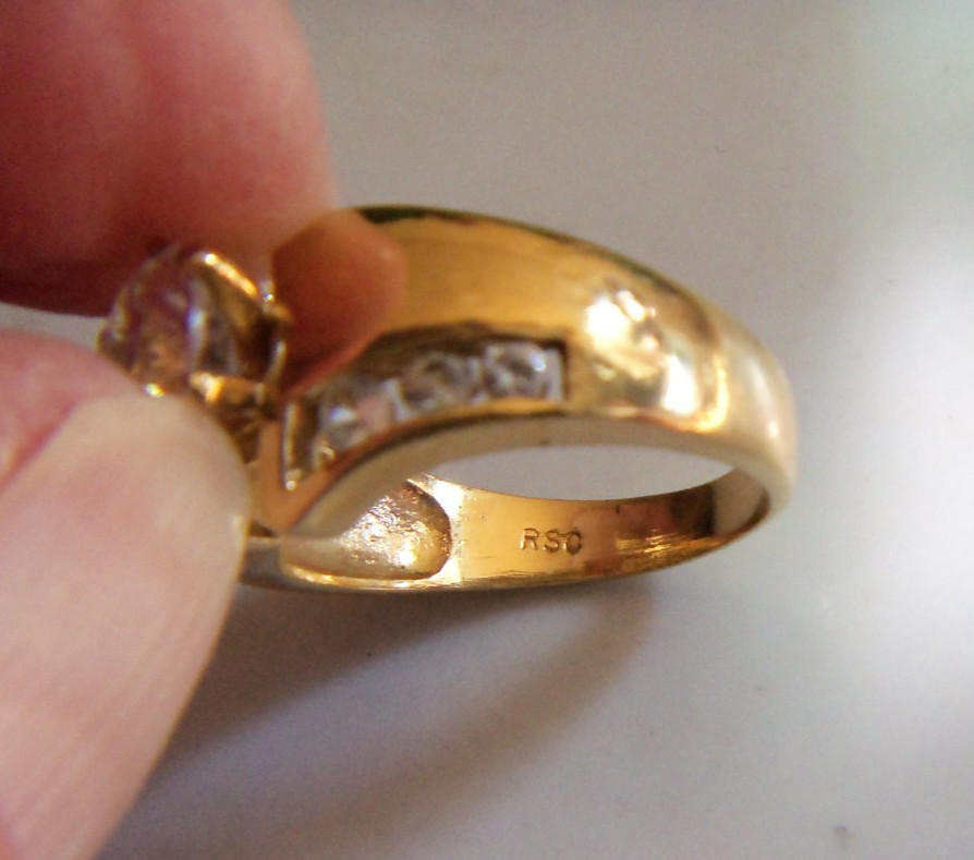 18k GE Ring w/Large CZ Stone & Side Channel Set Stones Size 7 RSC VERY NICE