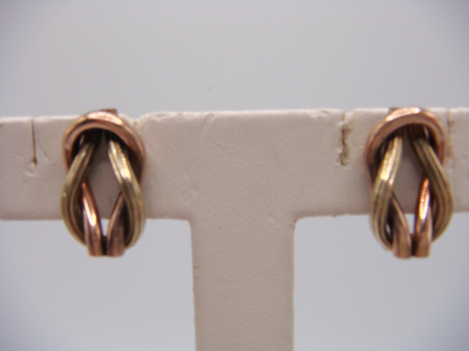 VINTAGE SIGNED CATAMORE 1/20 12K GOLD FILLED DUAL TONE KNOT SCREW BACK EARRING