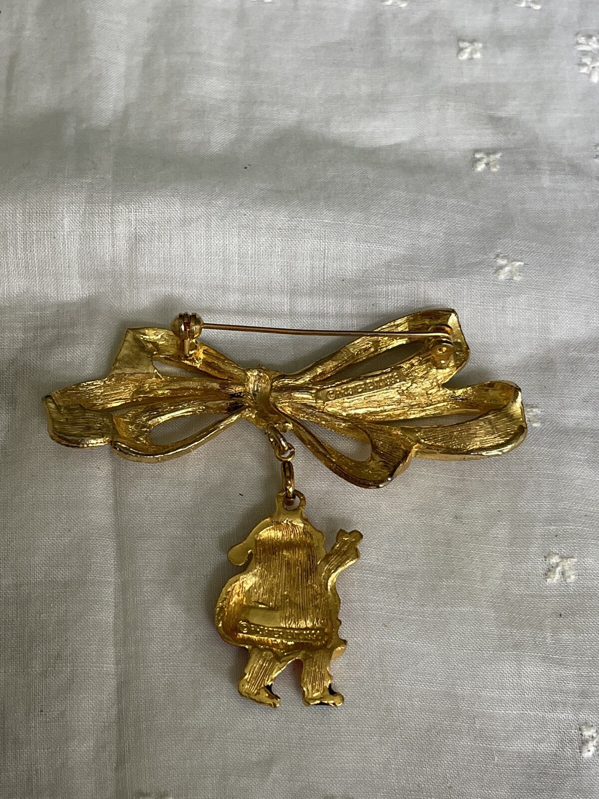 Vintage Phister Ent Christmas Jewelry Brooch Pin Santa Gold Tone Bow YT-47