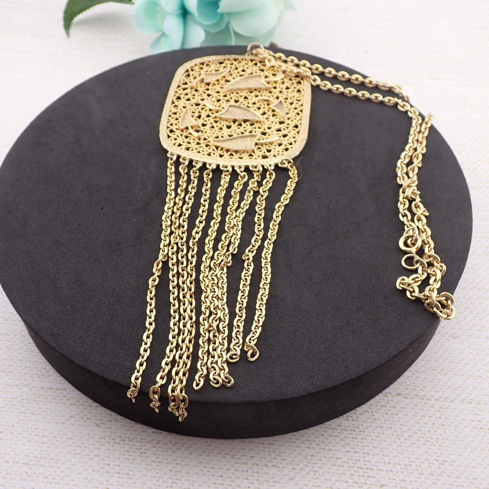 Vintage 7″ Chain Fringe Dangle Gold Tone Scrolled Pendant on 18″ Chain Necklace