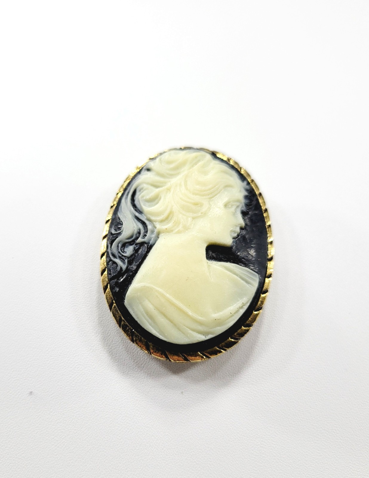 Vintage Black White Cameo Right Hand Facing Pin Brooch Can be pendant