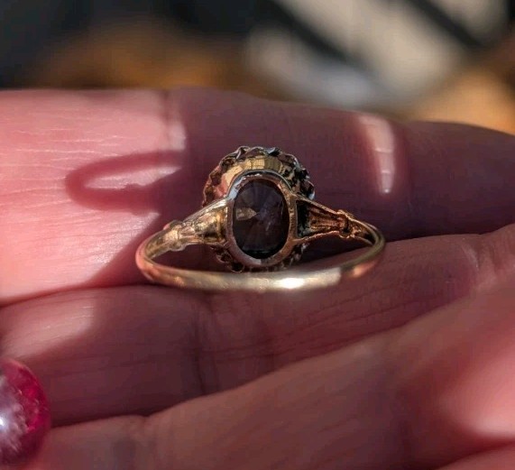 Vintage 10 K Yellow Gold Ring with lime green tourmaline Size 7