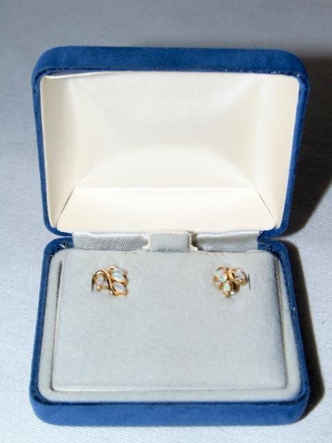 Beautiful Vintage Mint 14KT Gold OPAL LEAF Cluster Pierced Earrings Original Box